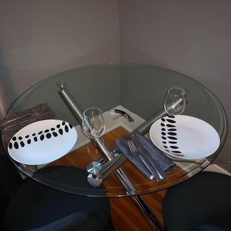 Room With King Bed In Shared 3 Bedroom Downtown 몬트리올 외부 사진