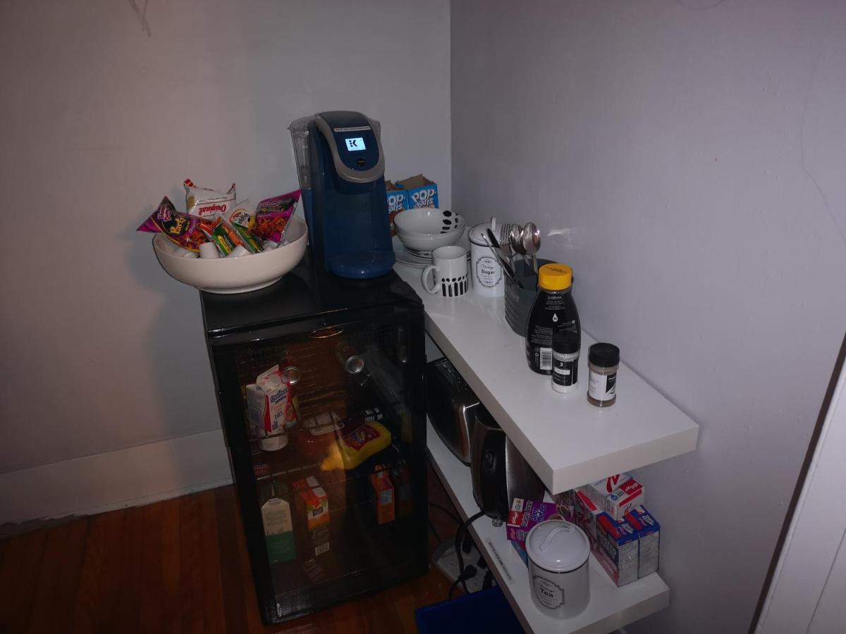 Room With King Bed In Shared 3 Bedroom Downtown 몬트리올 외부 사진