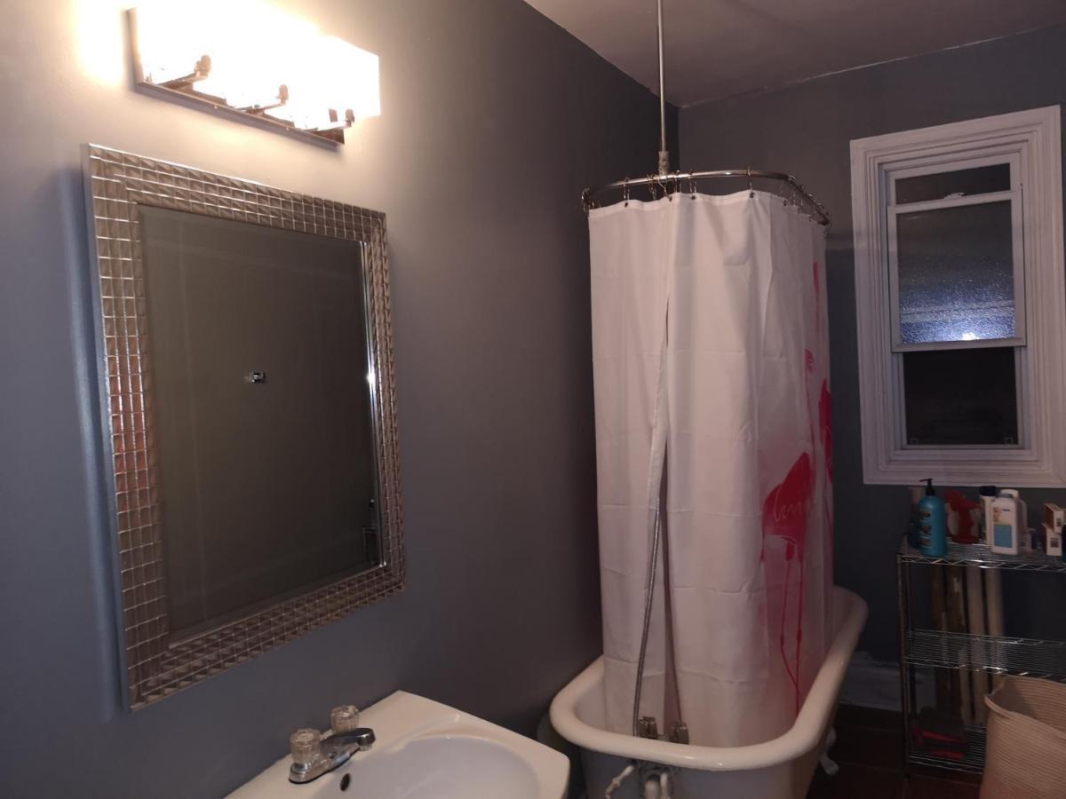 Room With King Bed In Shared 3 Bedroom Downtown 몬트리올 외부 사진
