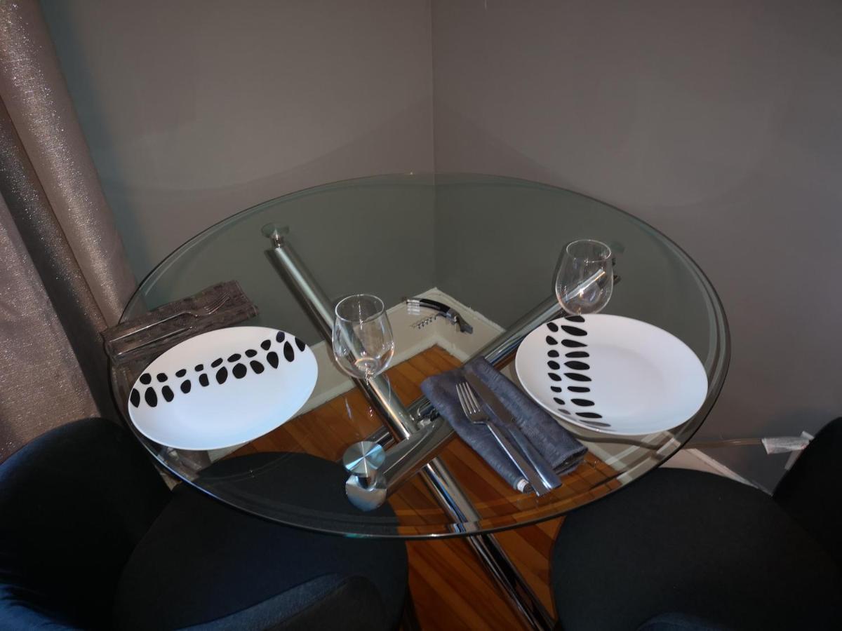 Room With King Bed In Shared 3 Bedroom Downtown 몬트리올 외부 사진