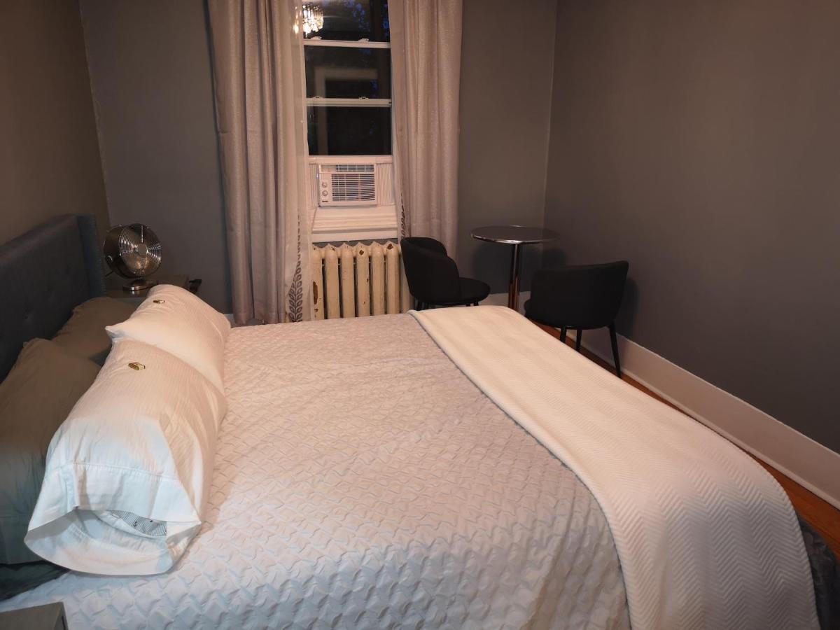Room With King Bed In Shared 3 Bedroom Downtown 몬트리올 외부 사진