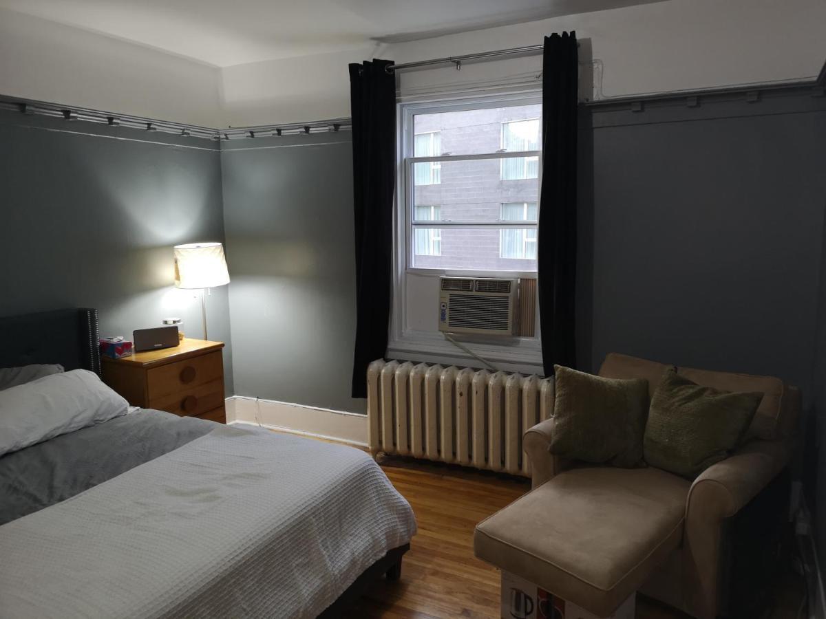 Room With King Bed In Shared 3 Bedroom Downtown 몬트리올 외부 사진