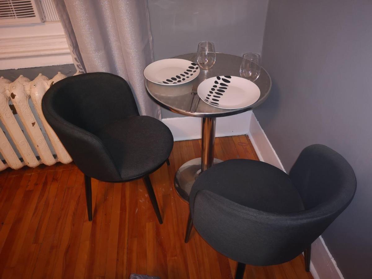 Room With King Bed In Shared 3 Bedroom Downtown 몬트리올 외부 사진