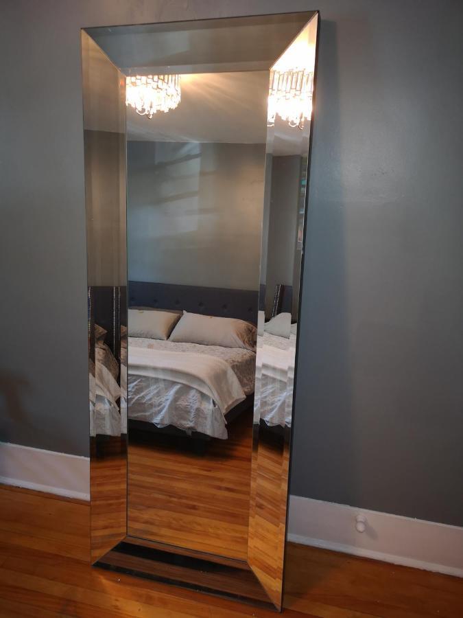 Room With King Bed In Shared 3 Bedroom Downtown 몬트리올 외부 사진
